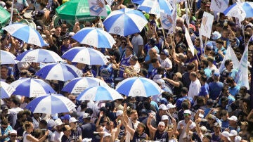 Miles de personas se congregan frente a la plaza del Congreso de Buenos Aires