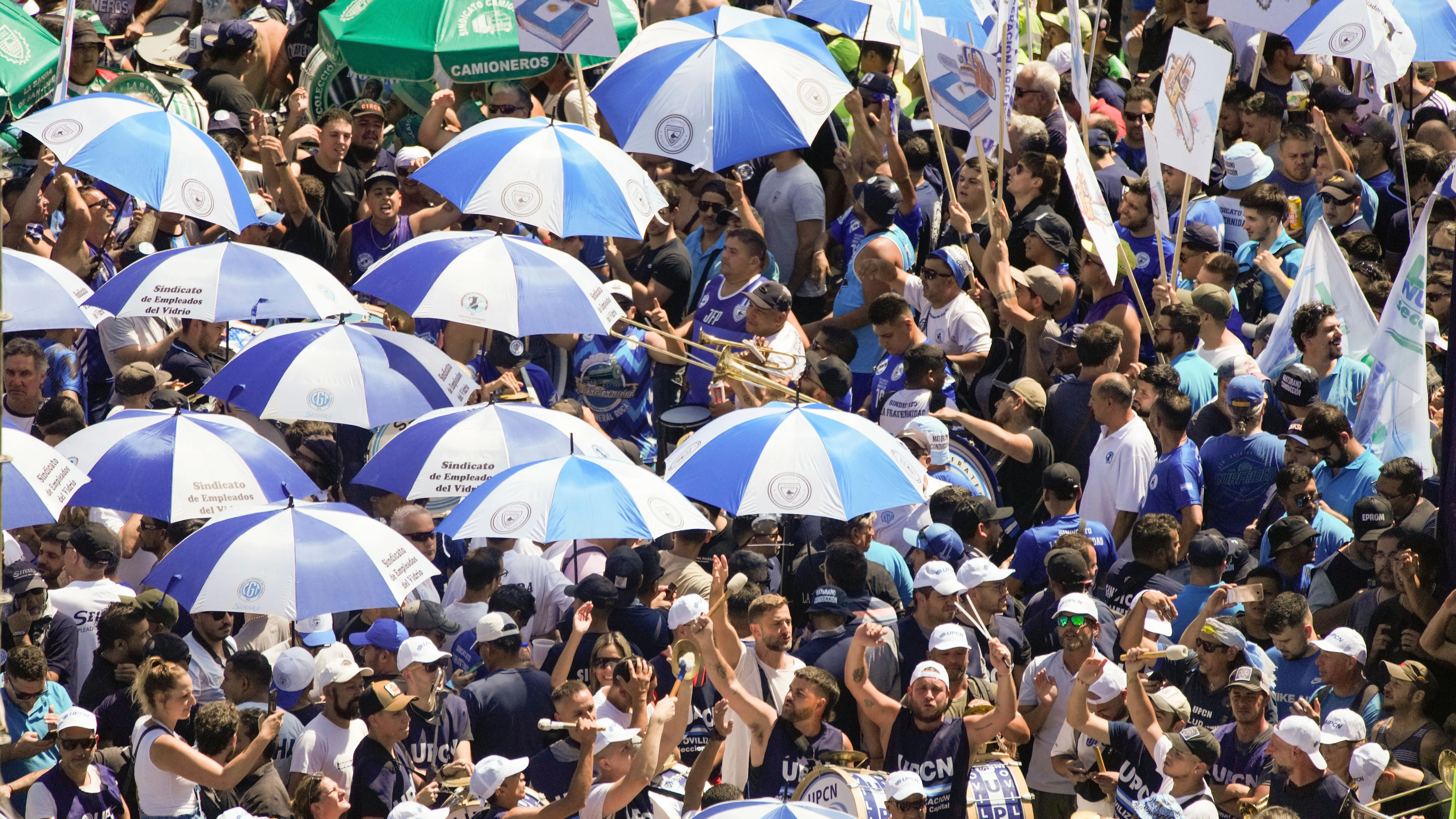 Miles de personas se congregan frente a la plaza del Congreso de Buenos Aires