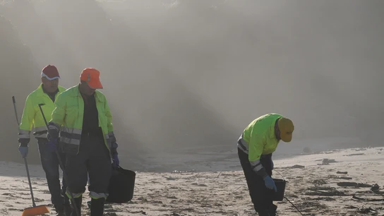 Operarios participan en la recogida de pellets en la playa de Viveiro (Lugo) Operarios participan en la recogida de pellets en la playa de Viveiro (Lugo)