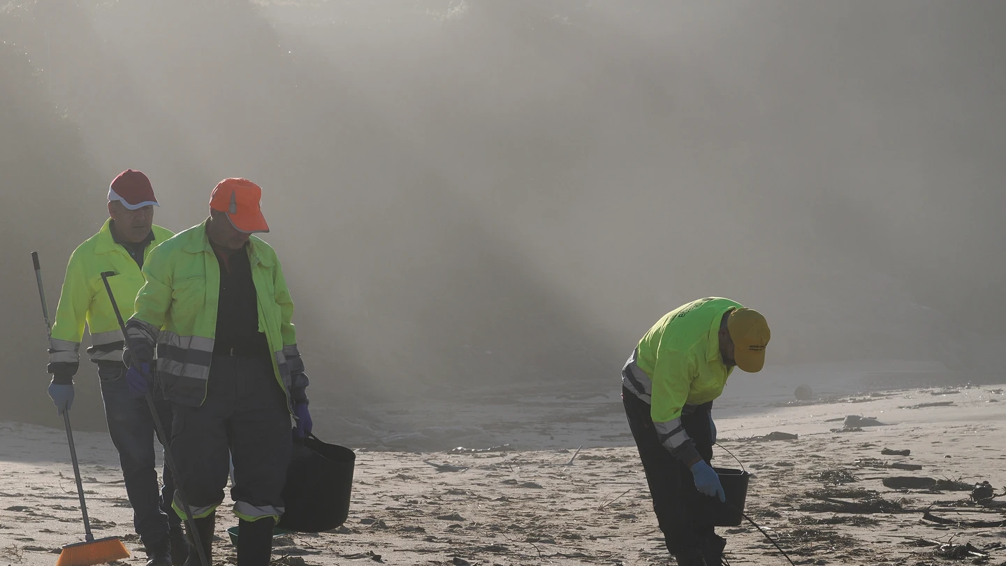 Operarios participan en la recogida de pellets en la playa de Viveiro (Lugo) Operarios participan en la recogida de pellets en la playa de Viveiro (Lugo)