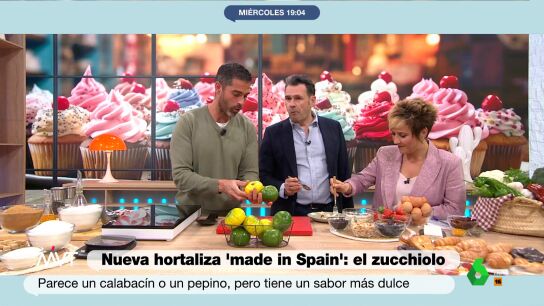 Pablo Ojeda visita el plat&oacute; de M&aacute;s Vale Tarde y prueba por primera vez con I&ntilde;aki L&oacute;pez y Cristina Pardo la nueva hortaliza venida de Almer&iacute;a: el 'zucchiolo'. "Tiene propiedades antioxidantes", apunta el nutricionista en este v&iacute;deo.