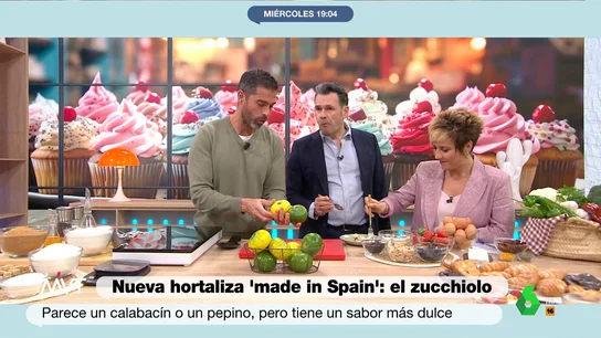 Pablo Ojeda, Iñaki López y Cristina Pardo prueban en directo el 'zucchiolo': así es el híbrido entre calabacín y pepino Pablo Ojeda visita el plató de Más Vale Tarde y prueba por primera vez con Iñaki López y Cristina Pardo la nueva hortaliza venida de Almería: el 'zucchiolo'. "Tiene propiedades antioxidantes", apunta el nutricionista en este vídeo.