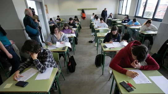 Aluumnos de una clase de 1º Bachillerato del Instituto Calderón de la Barca, en Gijón. Aluumnos de una clase de 1º Bachillerato del Instituto Calderón de la Barca, en Gijón.