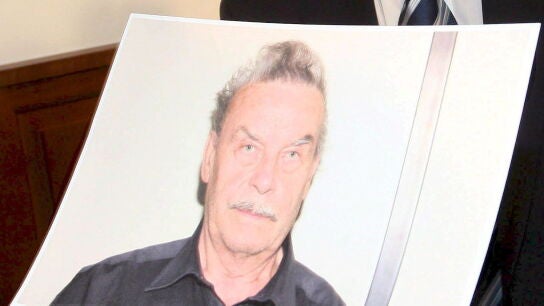 Imagen de archivo en la que el jefe de la polic&iacute;a del estado federado de Baja Austria, Franz Polzer, muestra una imagen de Josef Fritzl