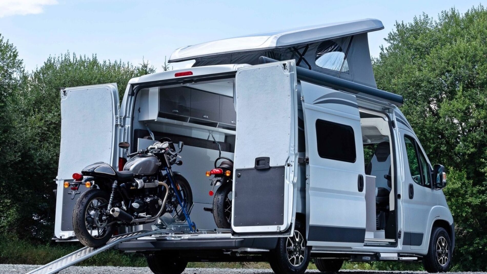 Las 4 mejores autocaravanas con garaje para tu moto