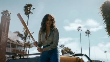 Sofía Vergara como Griselda Blanco empuñando un bate y no para jugar al beisbol, en una escena de 'Griselda'.