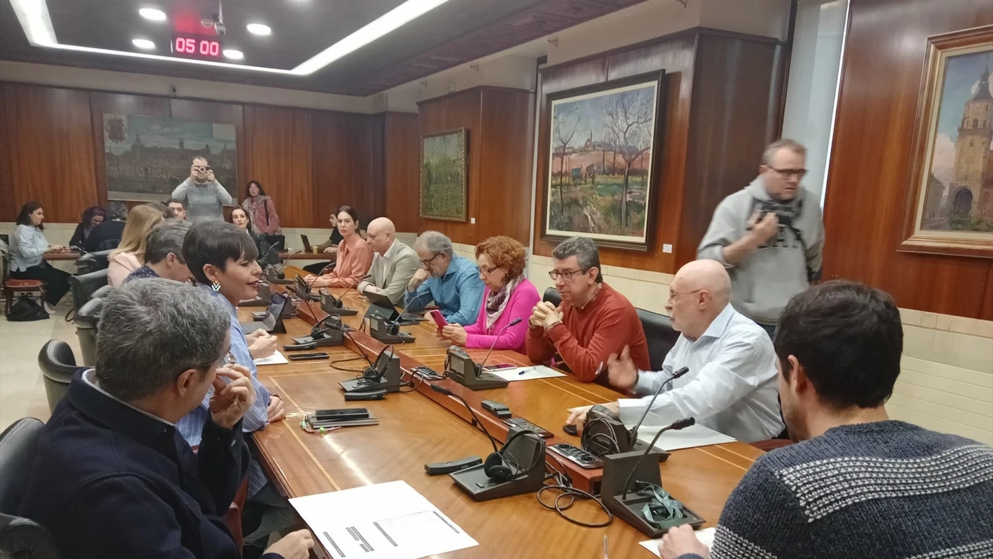 Imagen de archivo. El concejal de Hacienda, Jon Armentia, y la portavoz de EH Bildu, Rocio Vitero, en la comisión de Hacienda del Ayuntamiento. Imagen de archivo. El concejal de Hacienda, Jon Armentia, y la portavoz de EH Bildu, Rocio Vitero, en la comisión de Hacienda del Ayuntamiento.