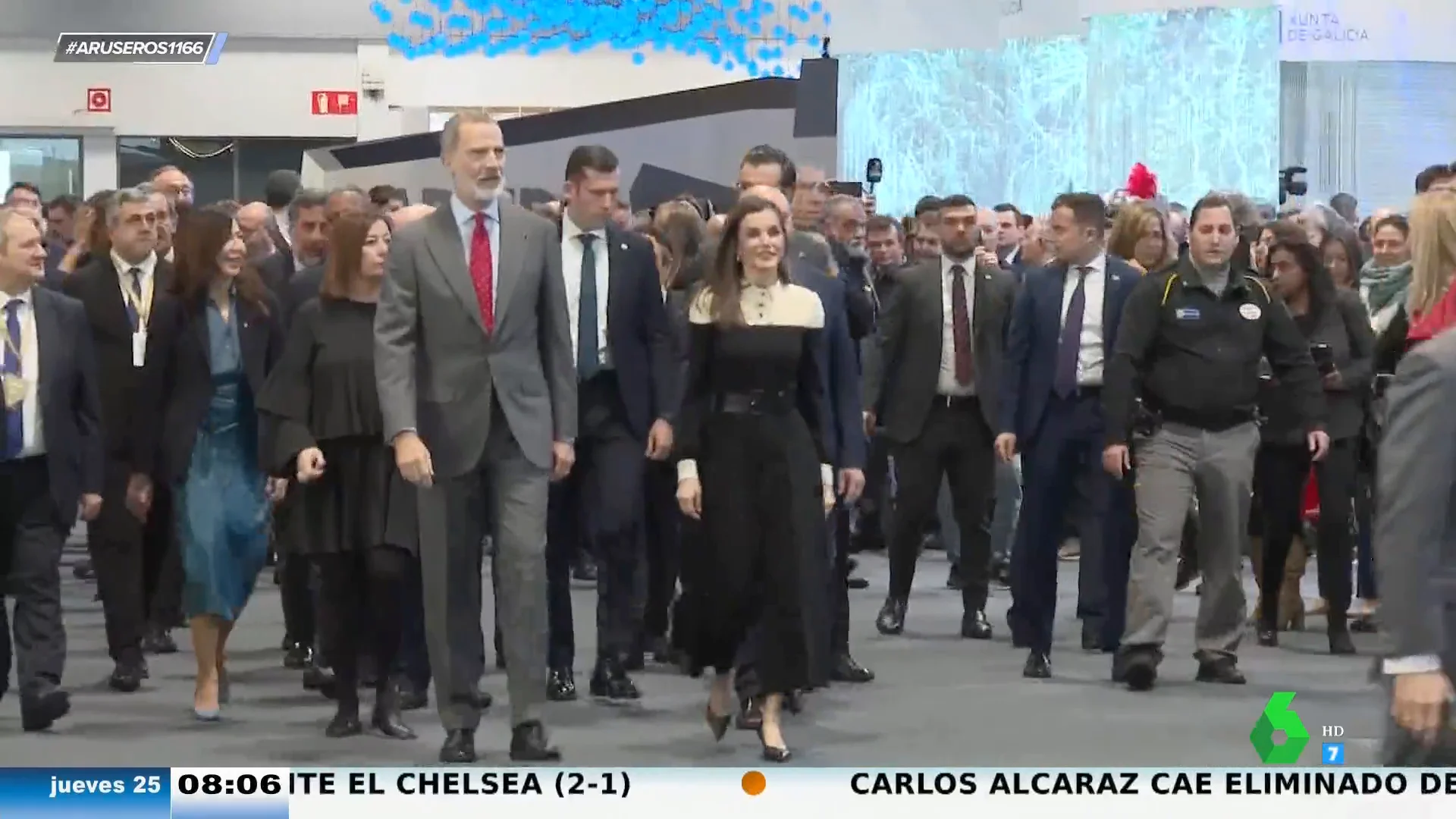 Angie Cárdenas analiza el mono bicolor de la reina Letizia en FITUR: "El momento de ir al baño..."