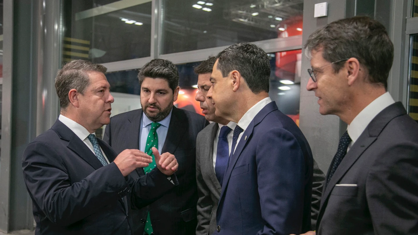 Emiliano García Page conversa con Fernando López Miras, Carlos Mazón y Juanma Moreno en Fitur La conversación de Page con Moreno, Mazón y López Miras: "A mí están a punto de extraditarme"