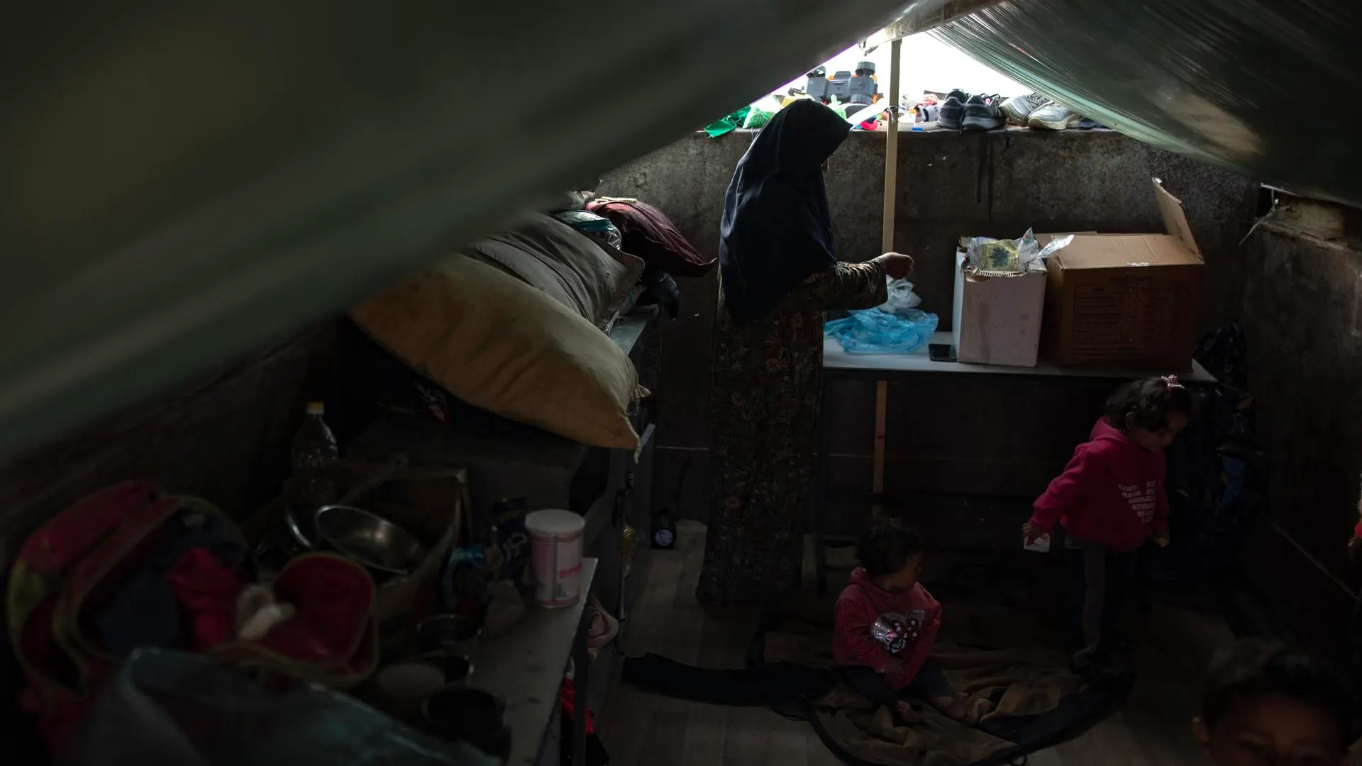 Palestinos desplazados internamente en un campamento cerca de la frontera con Egipto