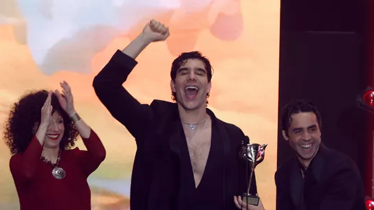 Javier Calvo, Javier Ambrossi y Carmen Jiménez reciben el Feroz Dama a mejor guión de una serie por su trabajo en 'La Mesías'. Javier Calvo, Javier Ambrossi y Carmen Jiménez reciben el Feroz Dama a mejor guión de una serie por su trabajo en 'La Mesías'.