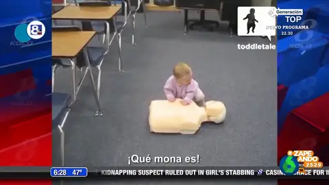 El ataque de risa de una periodista cuando un bebé se pone a 'reanimar' a un muñeco