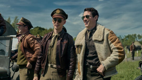 Austin Butler and Callum Turner, en una escena de 'Los amos del aire'.
