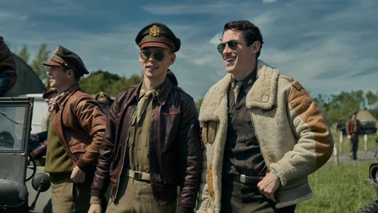 Austin Butler and Callum Turner, en una escena de 'Los amos del aire'. Austin Butler and Callum Turner, en una escena de 'Los amos del aire'.