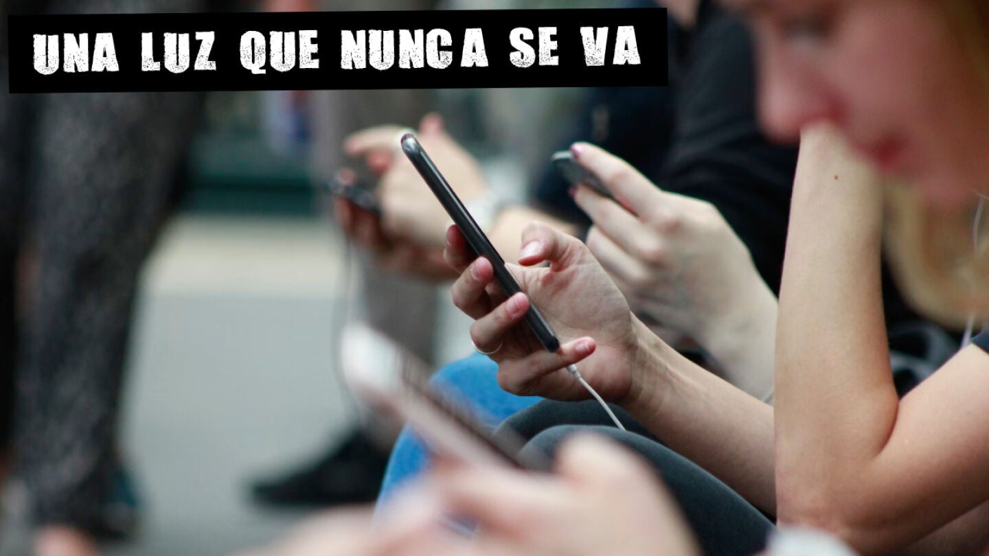 Imagen de varias personas con tel&eacute;fonos m&oacute;viles