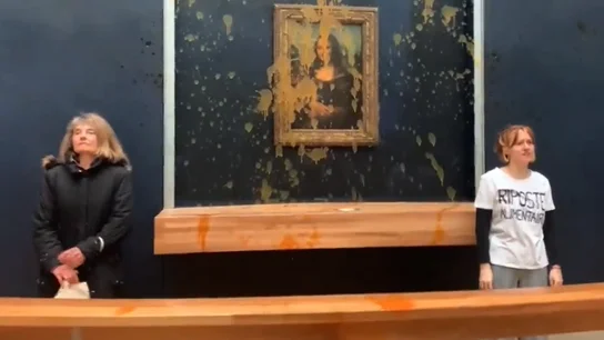 Dos activistas climáticas tiran sopa contra la Mona Lisa Dos activistas climáticas tiran sopa contra la Mona Lisa