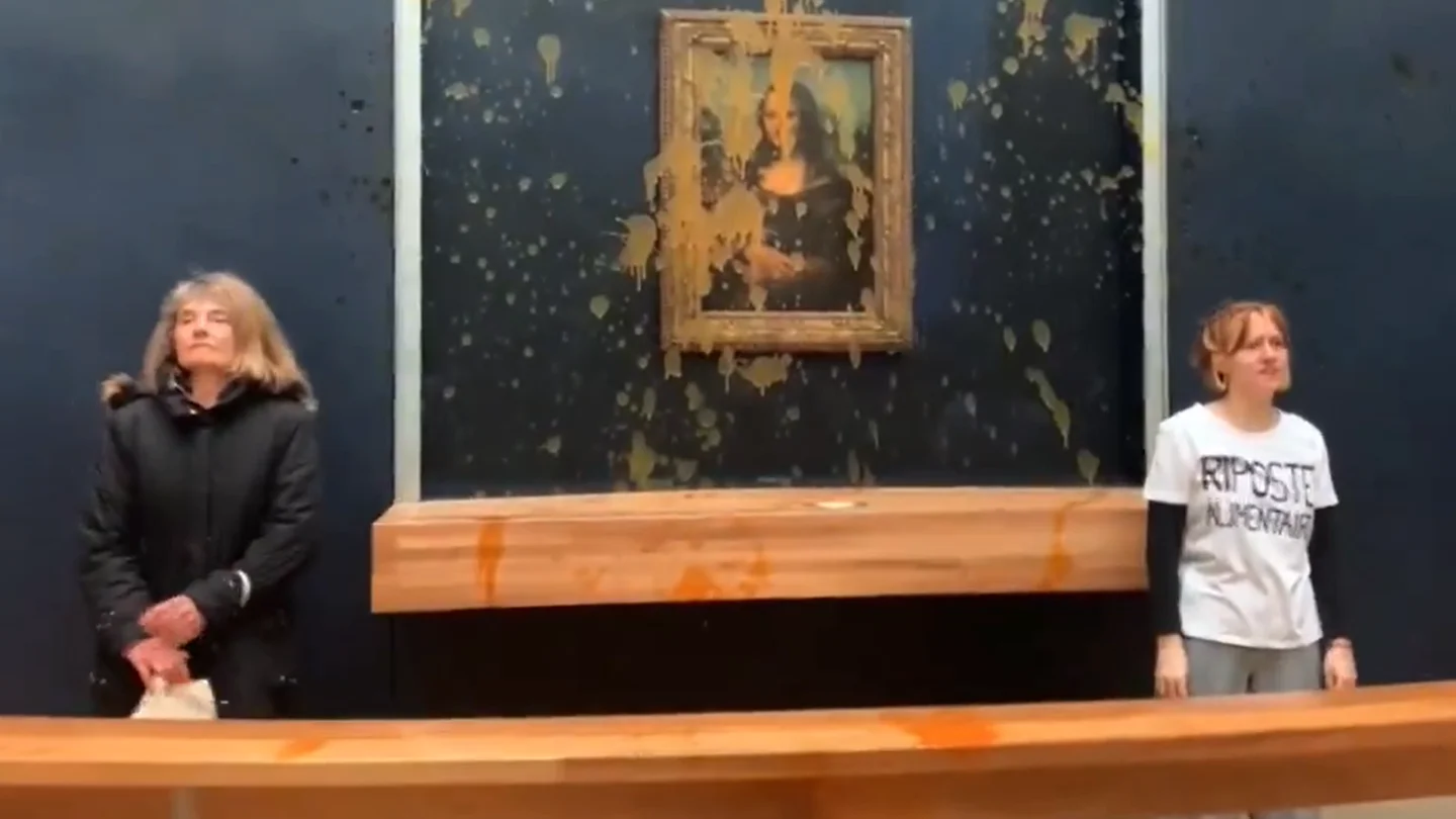 Dos activistas climáticas tiran sopa contra la Mona Lisa Dos activistas climáticas tiran sopa contra la Mona Lisa