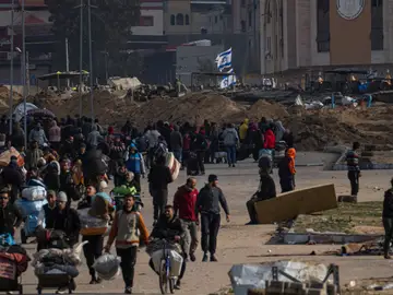 Ciudadanos palestinos huyen de la ofensiva israelí en Jan Yunis, en la Franja de Gaza, a 27 de enero de 2024.