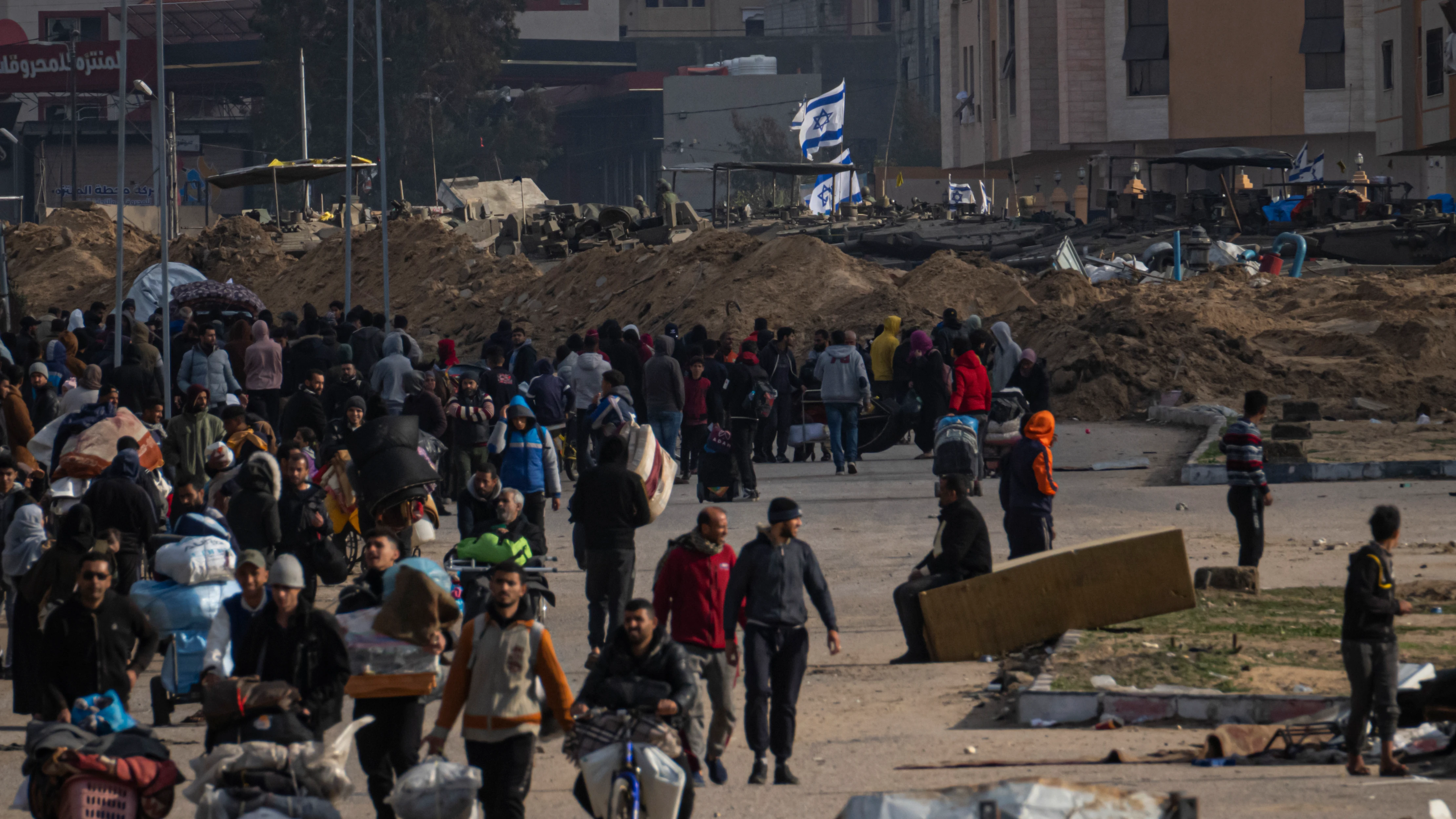 Ciudadanos palestinos huyen de la ofensiva israelí en Jan Yunis, en la Franja de Gaza, a 27 de enero de 2024.