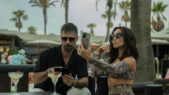 Hugo Silva y Anna Isabelle, en una escena 'Marbella'.