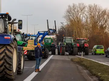 La Federación de jóvenes agricultores bloquea la carretera a la Región de Bruselas Capital cerca de Beersel, este lunes.