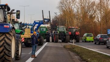 La Federación de jóvenes agricultores bloquea la carretera a la Región de Bruselas Capital cerca de Beersel, este lunes.
