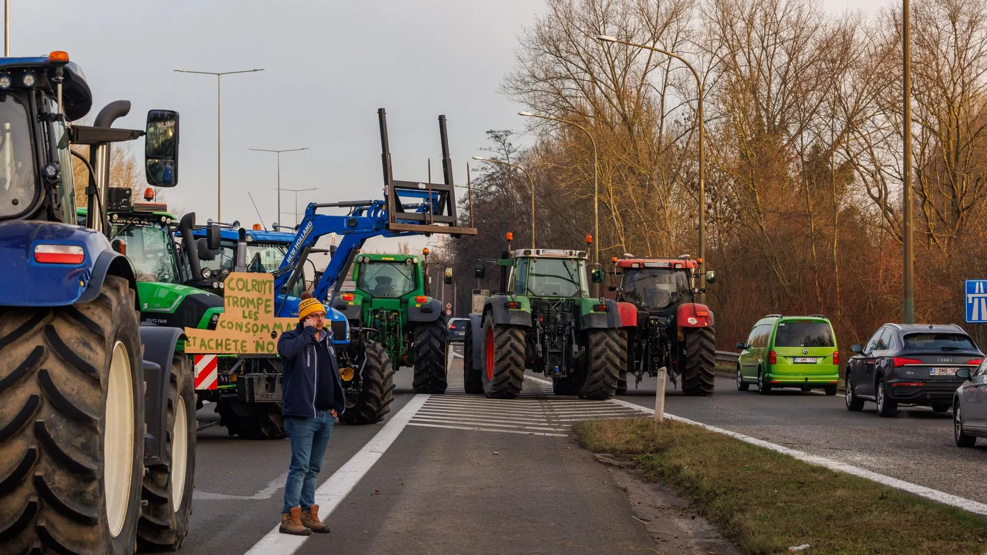La Federación de jóvenes agricultores bloquea la carretera a la Región de Bruselas Capital cerca de Beersel, este lunes.