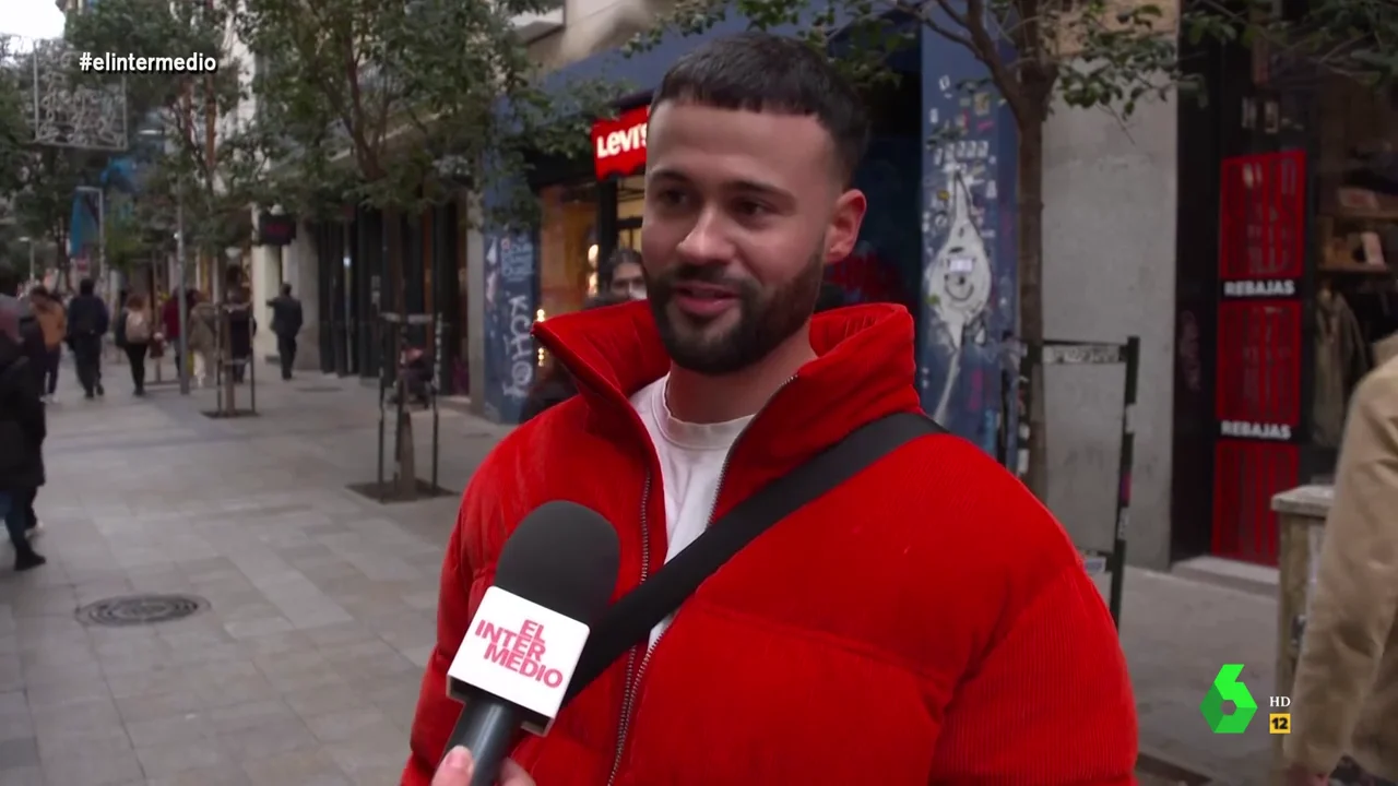 El Intermedio sale a la calle para averiguar hasta qué punto los españoles son liberales en sus relaciones sentimentales. En este vídeo, un chico asegura haber tenido dos parejas a la vez, sin bien admite que estas "no siempre" lo sabían.