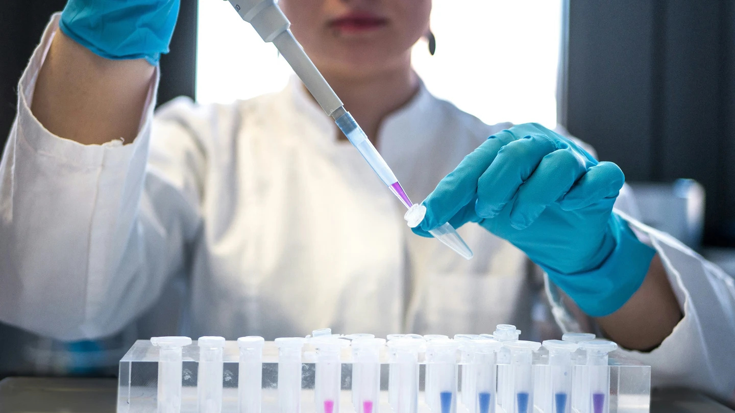 Imagen de archivo de una mujer trabajando en un laboratorio. Imagen de archivo de una mujer trabajando en un laboratorio.