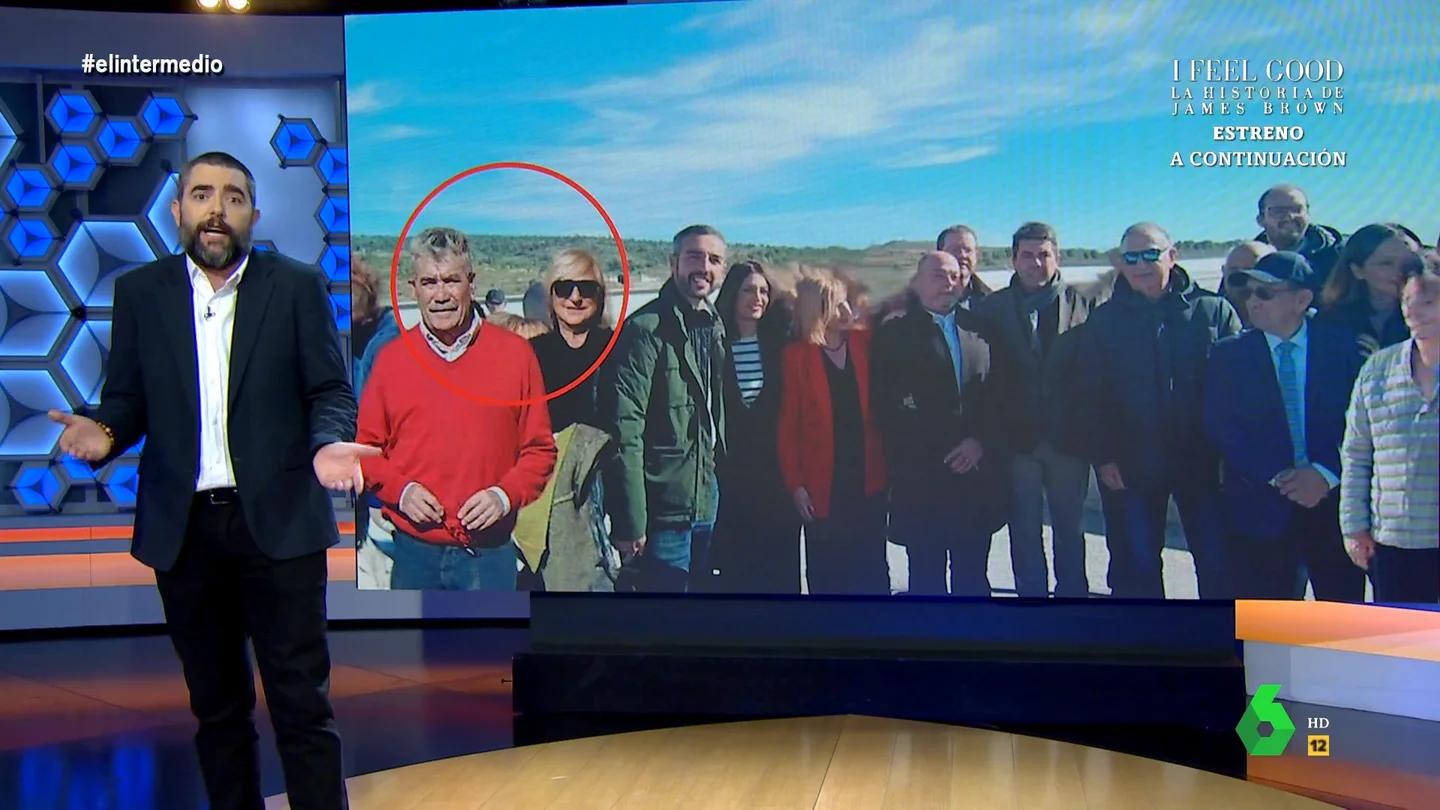 Dani Mateo alucina con unos ediles del PP tras 'pegarse' en una foto junto a Mazón: "Es una manipulación nivel 'Ecce Homo' de Borja" Dani Mateo alucina con unos ediles del PP tras 'pegarse' en una foto junto a Mazón: "Es una manipulación nivel 'Ecce Homo' de Borja"