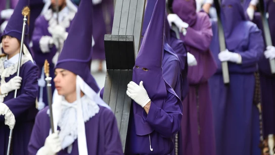 Cofrades durante la procesión de Los Salzillos de la Real y Muy Ilustre Cofradía de Nuestro Padre Jesús Nazareno el Viernes Santo de la Semana Santa, a 7 de abril de 2023, en Murcia (España).24 Cofrades durante la procesión de Los Salzillos de la Real y Muy Ilustre Cofradía de Nuestro Padre Jesús Nazareno el Viernes Santo de la Semana Santa, a 7 de abril de 2023, en Murcia (España).24