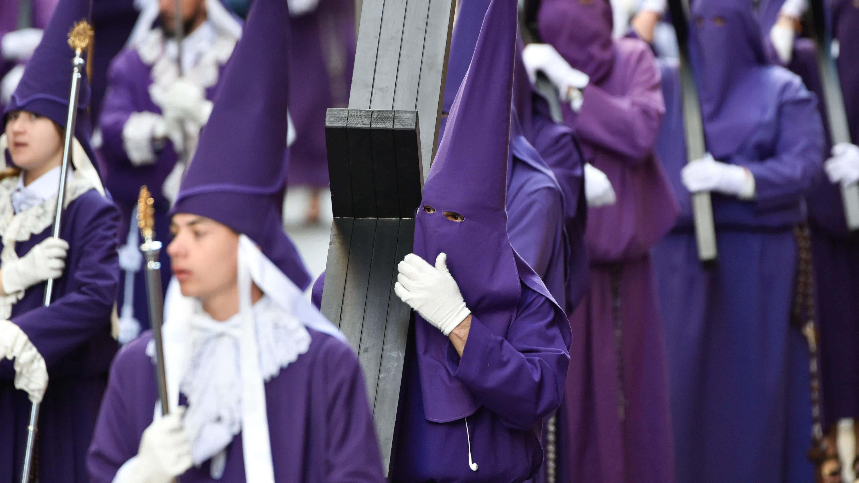 Cofrades durante la procesión de Los Salzillos de la Real y Muy Ilustre Cofradía de Nuestro Padre Jesús Nazareno el Viernes Santo de la Semana Santa, a 7 de abril de 2023, en Murcia (España).24