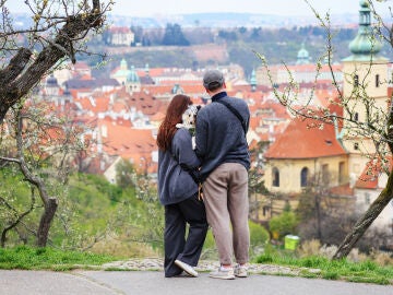 Una pareja en la "colina de los enamorados" de Praga