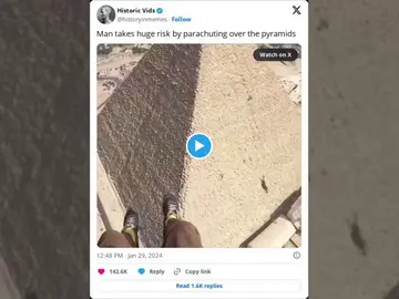 Un paracaidista sobrevuela las pirámides de Egipto y todo el mundo se fija en lo que se ve en la cima Un paracaidista sobrevuela las pirámides de Egipto y todo el mundo se fija en lo que se ve en la cima