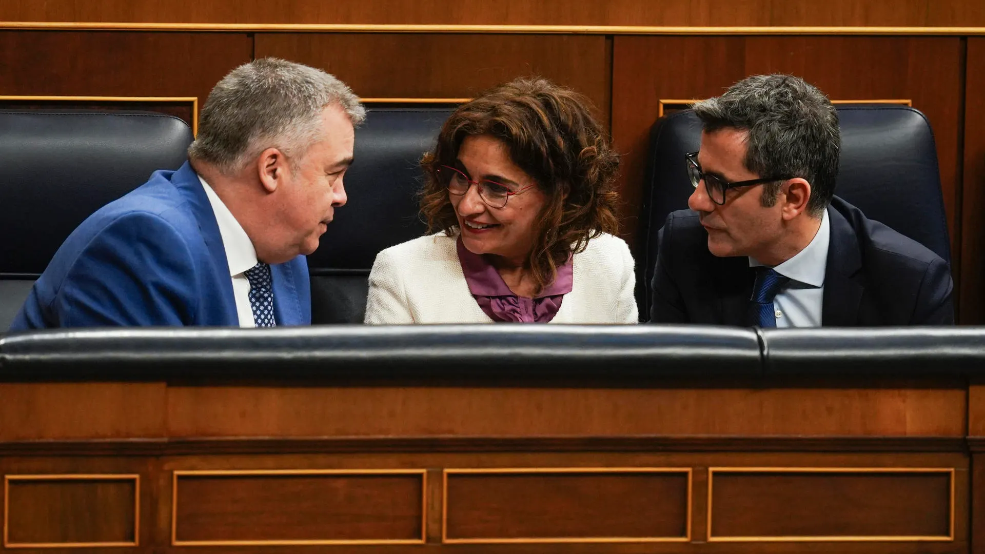  Los ministros María Jesús Montero y Félix Bolaños, y el diputado y secretario de Organización del PSOE, Santos Cerdán. 