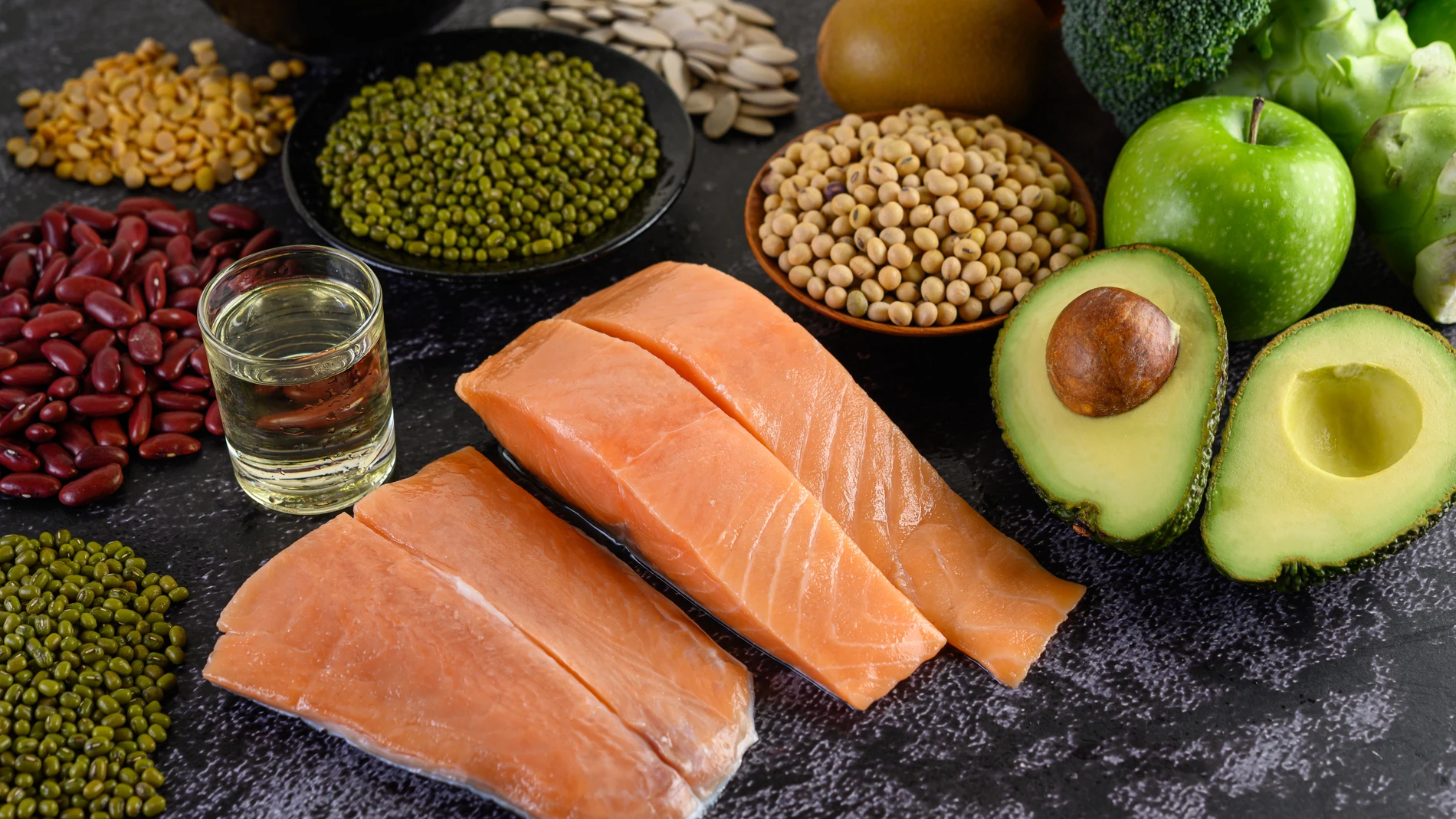 un grupo de alimentos, entre ellos el salmón, uno de los alimentos más ricos en omega 3