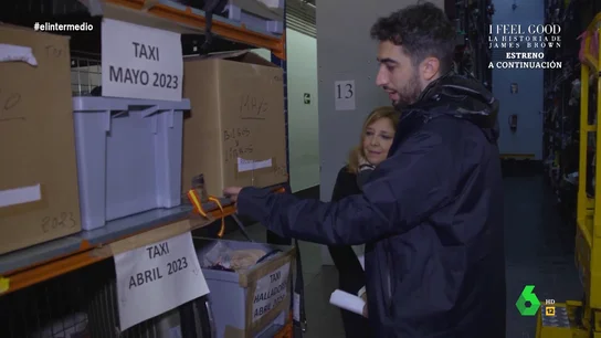 La reacción de Isma Juárez al ver un curioso objeto con la bandera de España: "Esto en Vallecas no se ha perdido" Carmen Fernández Tamayo, jefa del Servicio de la Oficina de Objetos Perdidos de Madrid, acompaña a Isma Juárez en un recorrido por este lugar que almacena más de 80.000 cosas extraviadas. Uno de los objetos más curiosos, en este vídeo.