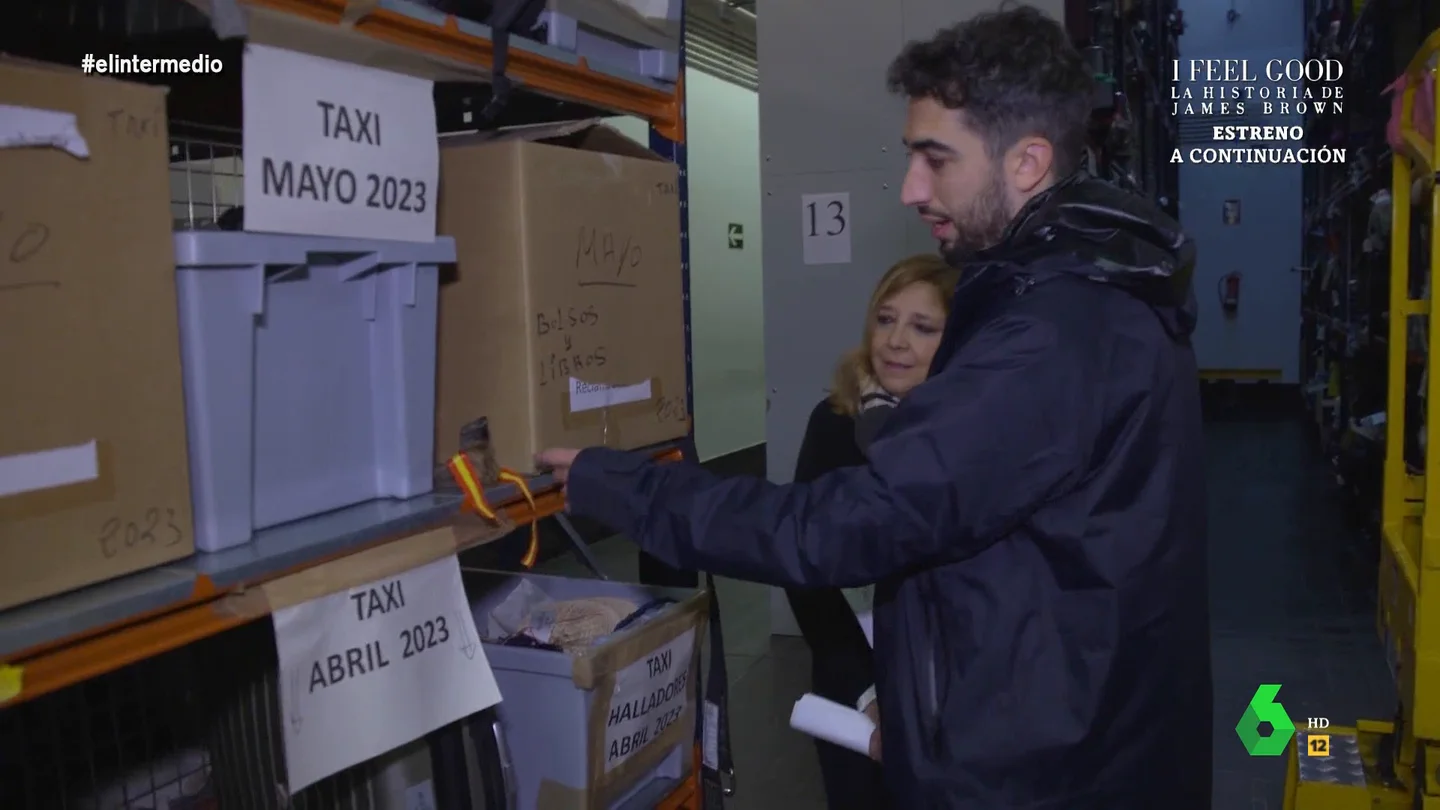 La reacción de Isma Juárez al ver un curioso objeto con la bandera de España: "Esto en Vallecas no se ha perdido" Carmen Fernández Tamayo, jefa del Servicio de la Oficina de Objetos Perdidos de Madrid, acompaña a Isma Juárez en un recorrido por este lugar que almacena más de 80.000 cosas extraviadas. Uno de los objetos más curiosos, en este vídeo.
