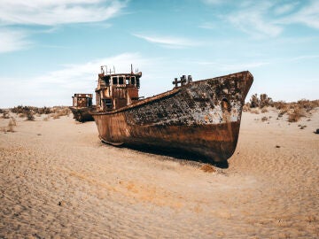 Barcos oxidados abandonados en el cementerio de barcos en la antigua costa del mar de Aral en Moynaq, Uzbekistán
