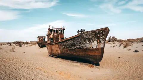 Barcos oxidados abandonados en el cementerio de barcos en la antigua costa del mar de Aral en Moynaq, Uzbekistán Barcos oxidados abandonados en el cementerio de barcos en la antigua costa del mar de Aral en Moynaq, Uzbekistán