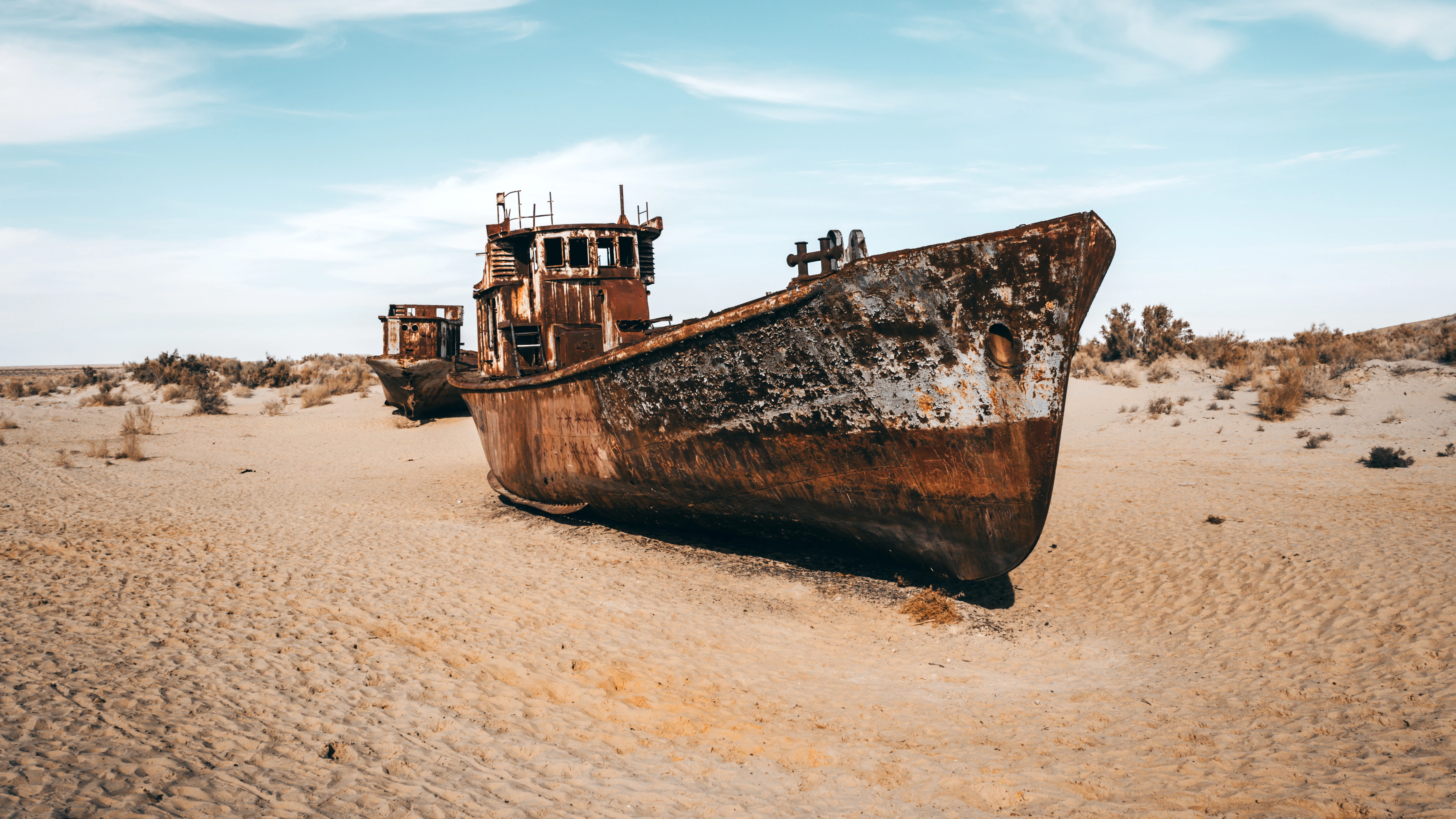 Barcos oxidados abandonados en el cementerio de barcos en la antigua costa del mar de Aral en Moynaq, Uzbekist&aacute;n