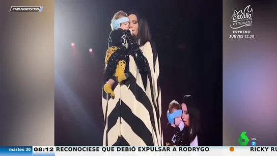 El bonito momento en el que Laura Pausini canta a un bebé sobre el escenario en su concierto en Barcelona El bonito momento en el que Laura Pausini canta a un bebé sobre el escenario en su concierto en Barcelona