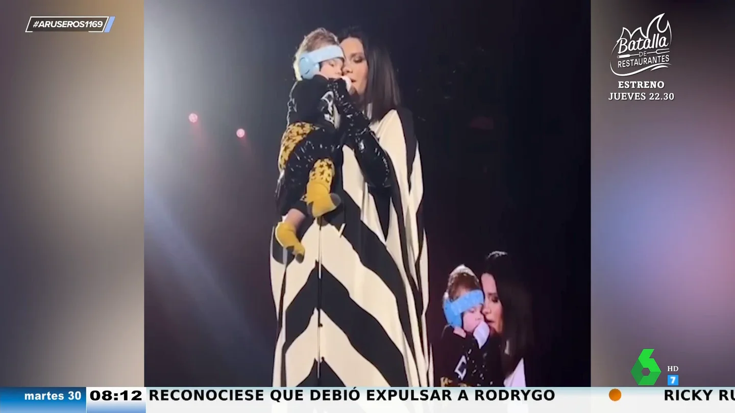 El bonito momento en el que Laura Pausini canta a un bebé sobre el escenario en su concierto en Barcelona El bonito momento en el que Laura Pausini canta a un bebé sobre el escenario en su concierto en Barcelona