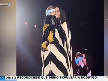 El bonito momento en el que Laura Pausini canta a un bebé sobre el escenario en su concierto en Barcelona