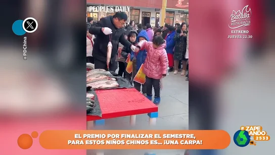 El insólito premio que reciben unos niños en un colegio de China tras finalizar el semestre El insólito premio que reciben unos niños en un colegio de China tras finalizar el semestre
