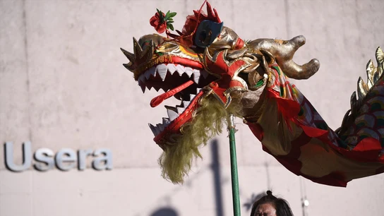 Una mujer sujeta la cabeza de un dragón durante las celebraciones del Año Nuevo Chino en la plaza de Distrito de Usera, a 20 de enero de 2023, en Madrid (España) Una mujer sujeta la cabeza de un dragón durante las celebraciones del Año Nuevo Chino en la plaza de Distrito de Usera, a 20 de enero de 2023, en Madrid (España)