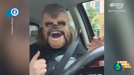 El directo más viral de Facebook: el ataque de risa de una mujer con una máscara de Chewbacca El directo más viral de Facebook: el ataque de risa de una mujer con una máscara de Chewbacca