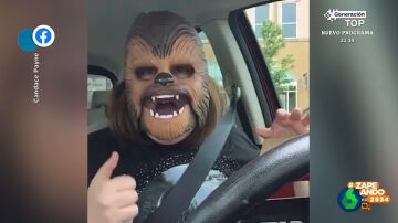 El directo más viral de Facebook: el ataque de risa de una mujer con una máscara de Chewbacca