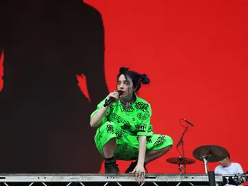 La cantante estadounidense Billie Eilish actúa en el escenario durante el BBC Radio 1&#39;s Big Weekend en Stewart Park. 