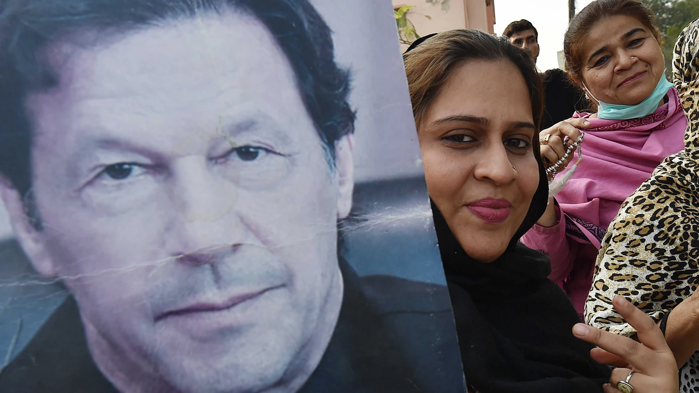 Foto de archivo de una pancarta con la imagen del ex primer ministro de Pakistán Imran Khan. Foto de archivo de una pancarta con la imagen del ex primer ministro de Pakistán Imran Khan.